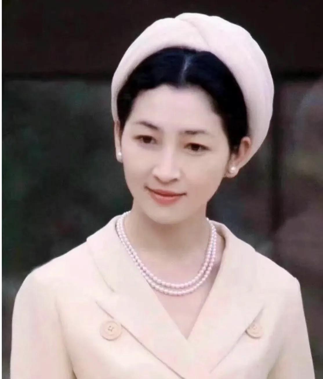 美智子年轻时的<em>穿搭</em>比现在<em>皇室</em>女性好看多了！美智子结婚时的嫁妆衣服装了好几大卡车
