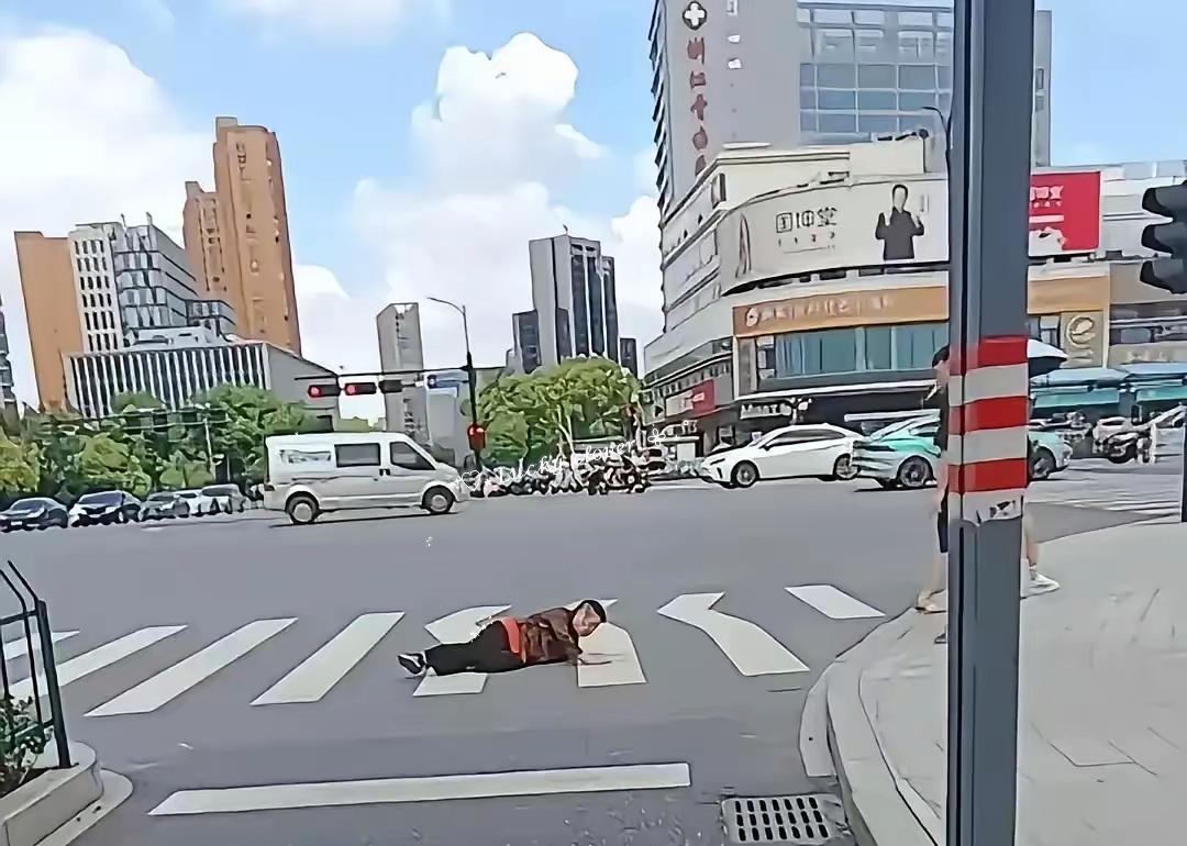 扶不扶？不扶。不但不敢扶，连报警电话也不敢打。打120要付车费，后续家属还要找