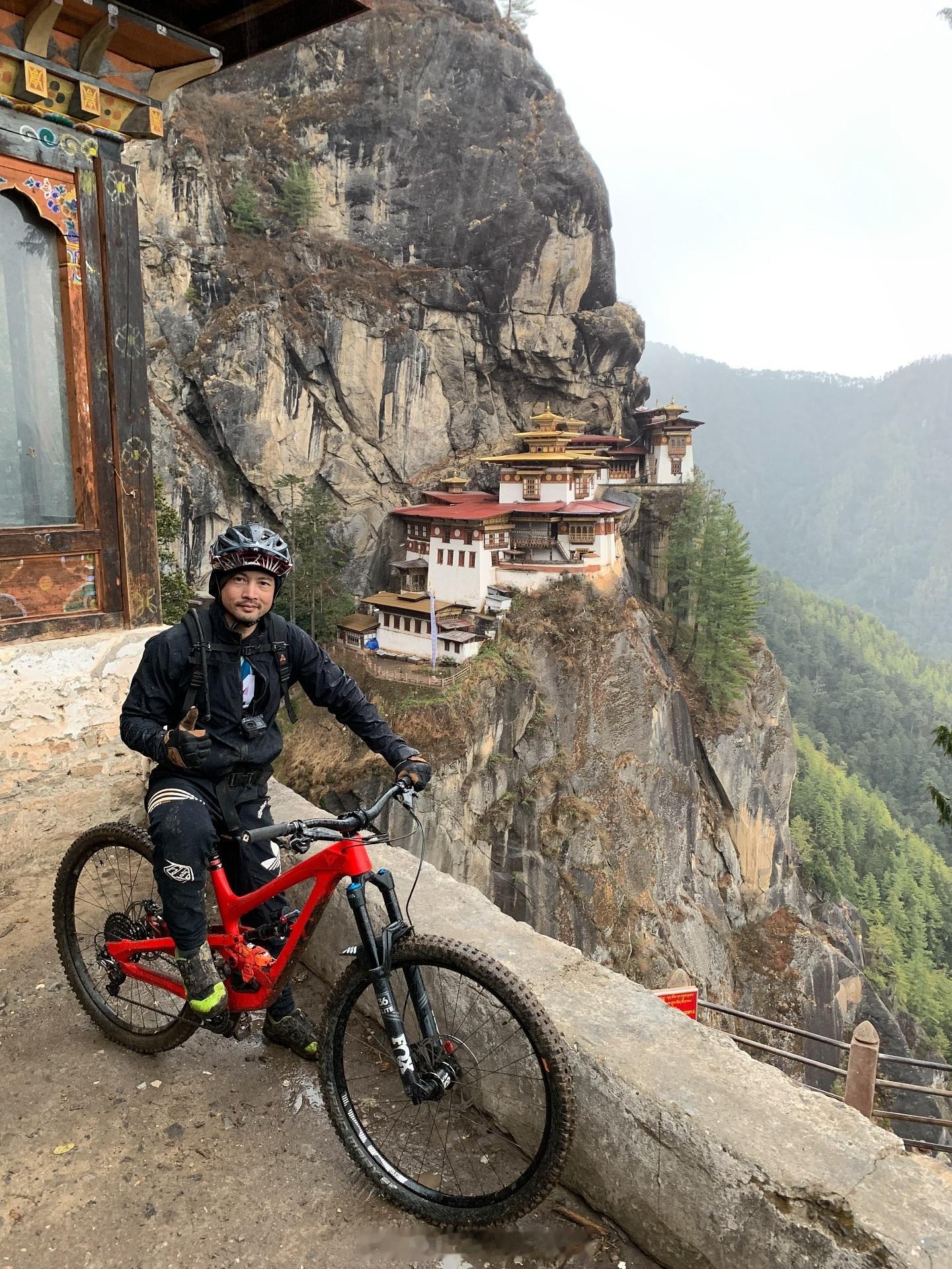 王室王室不丹王室县城大房找到新的搭子，恭喜正在暹罗度假的县城二王子参观一所拳击