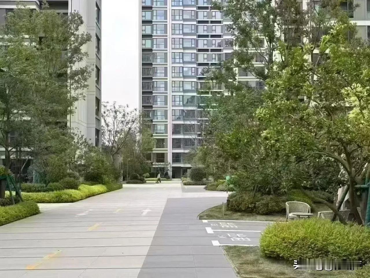有房子的朋友们，尤其是手里还有房贷的朋友，房价一降再降，你们心里慌吗？上海松