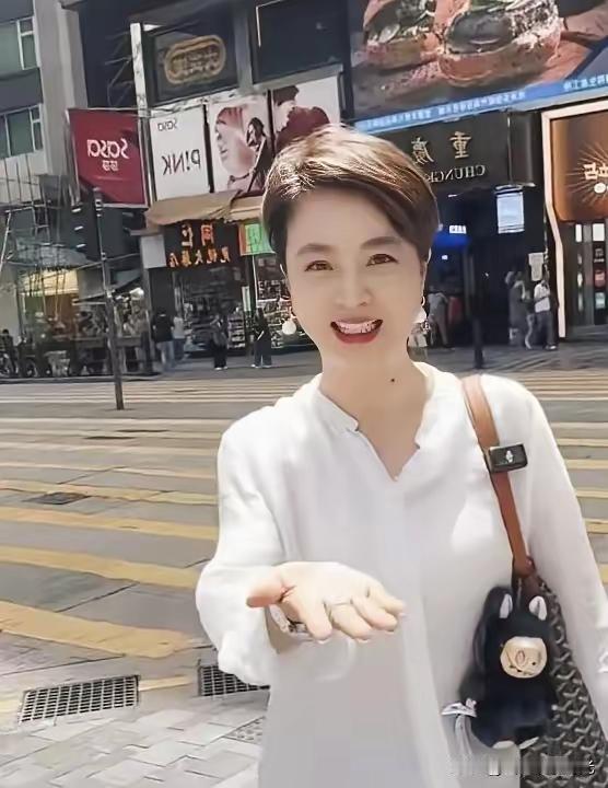 是一个60多岁的老人的状态吗？我天呐，这也太显年轻了吧，利落的短发加上白色干净的