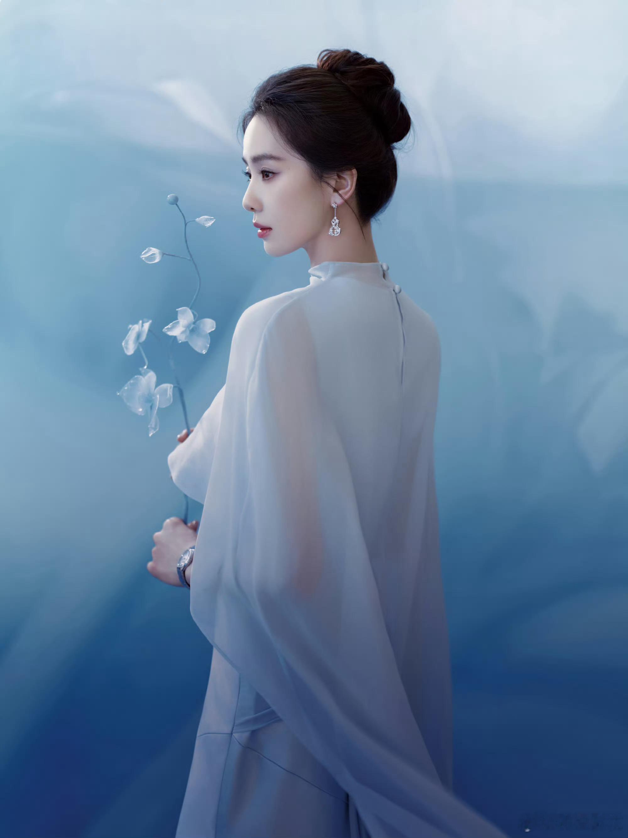 刘诗诗｜淘宝直播盛典好仙的刘诗诗诗诗来啦！上身的这条礼裙由Self-P