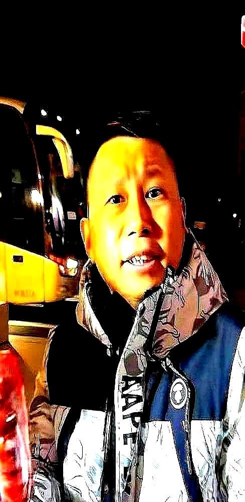 同样是出走德云社，一个直播间涌进10万人，一个连师父都不认了。曹云金那边，