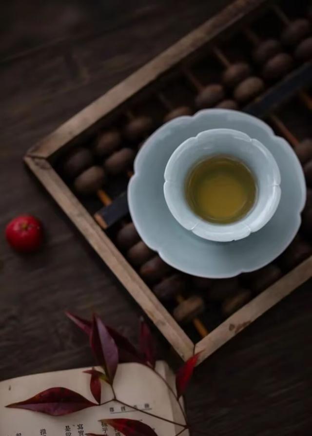 非常现实的一段话：“单位里真正让领导不敢动你的，从来不是你的业务能力有多强。你