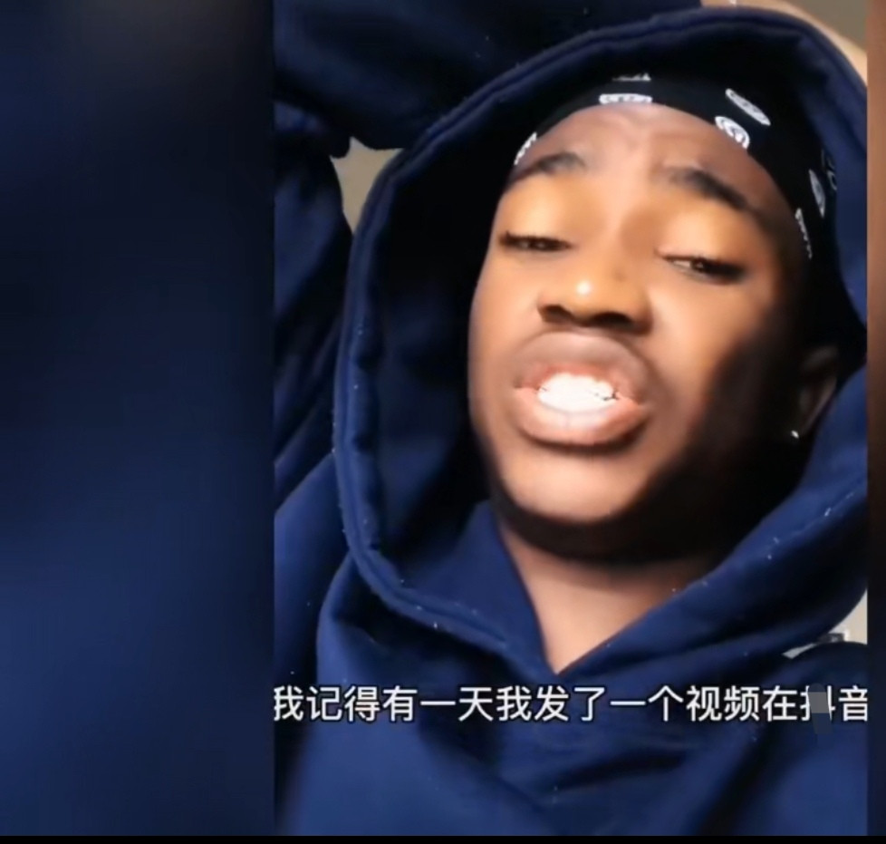 黑人小哥呛中国网友说，我在哪生活哪就是我的国家！近日，一个黑人小哥显得很生气。原因是，这个黑人说他在