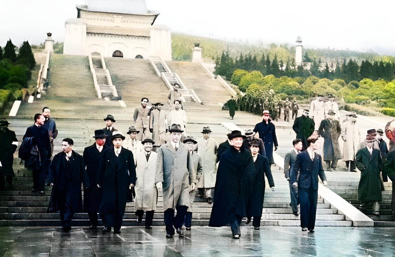 1940年，南京，汪兆铭率众人祭拜完中山陵后缓缓走下台阶。汪兆铭也自诩为中山先生