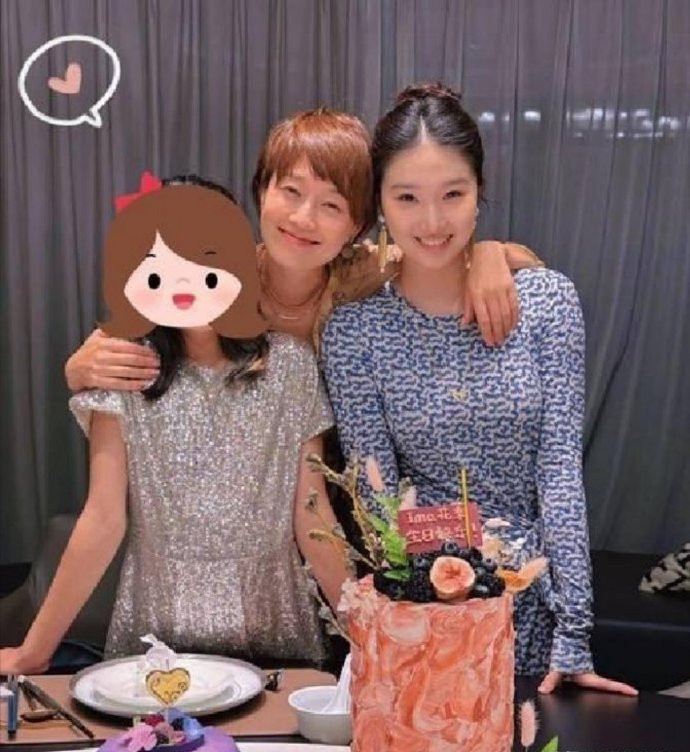 马伊琍大女儿晒和姥姥合影，17岁爱马像爸爸，马伊琍妈妈真年轻​​​