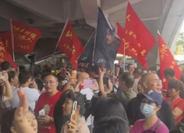 诬陷刀郎的是些什么人？在刀郎重庆演唱会开唱之际，媒体上就有人开始散布谣言，说