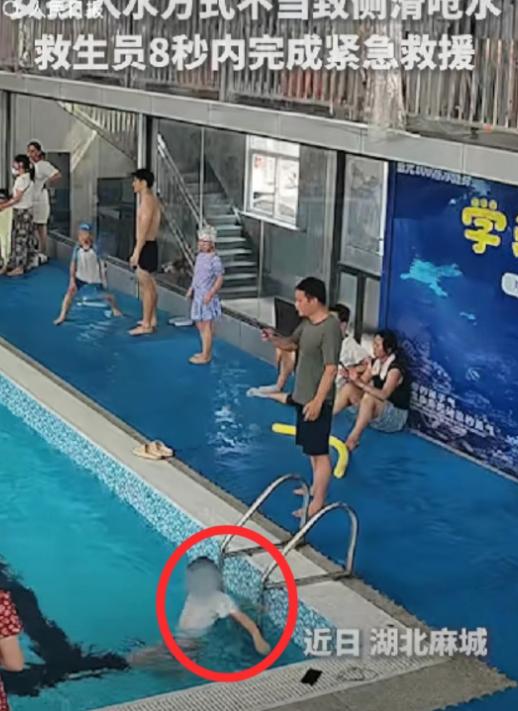 没想到上人民日报了！6月28日，湖北麻城，一名小女孩准备下池游泳，不料下水时姿势