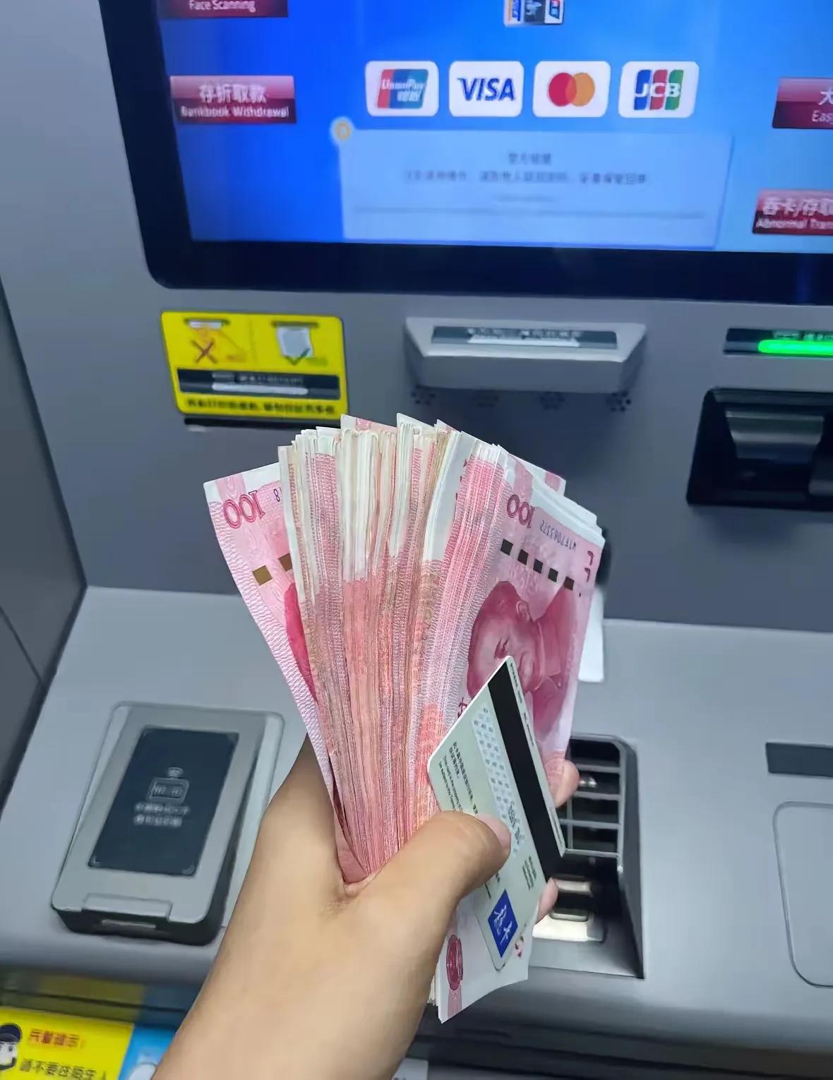 听完银行内部人的话，我半夜直接坐起来了！原来老实存定期的我们，早成了银行“算计”