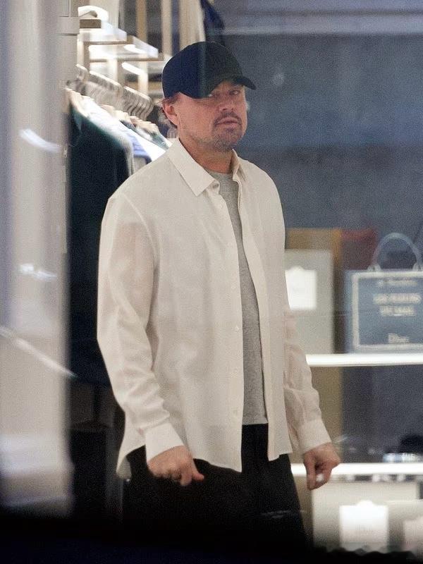 小李子买东西也看价签女友给小李子挑衣服近日在纽约的一家服装店，超模“VC”V