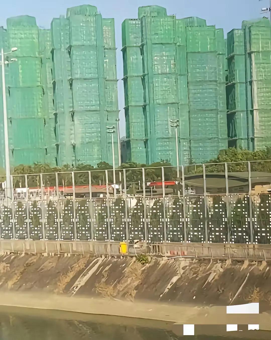 香港这场大火为啥烧得这么惨烈？问了学建筑的朋友，他一句话点透：这根本不是意外，是