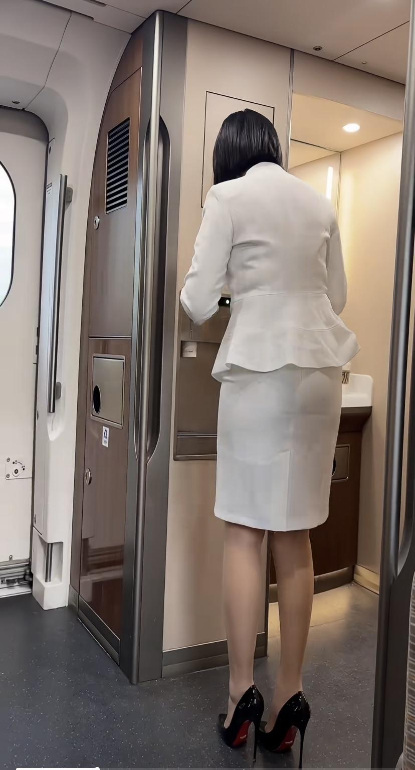 这鞋跟高的走路都费劲……步步维艰.接水都让人等半天.高细跟高跟鞋气质高单鞋