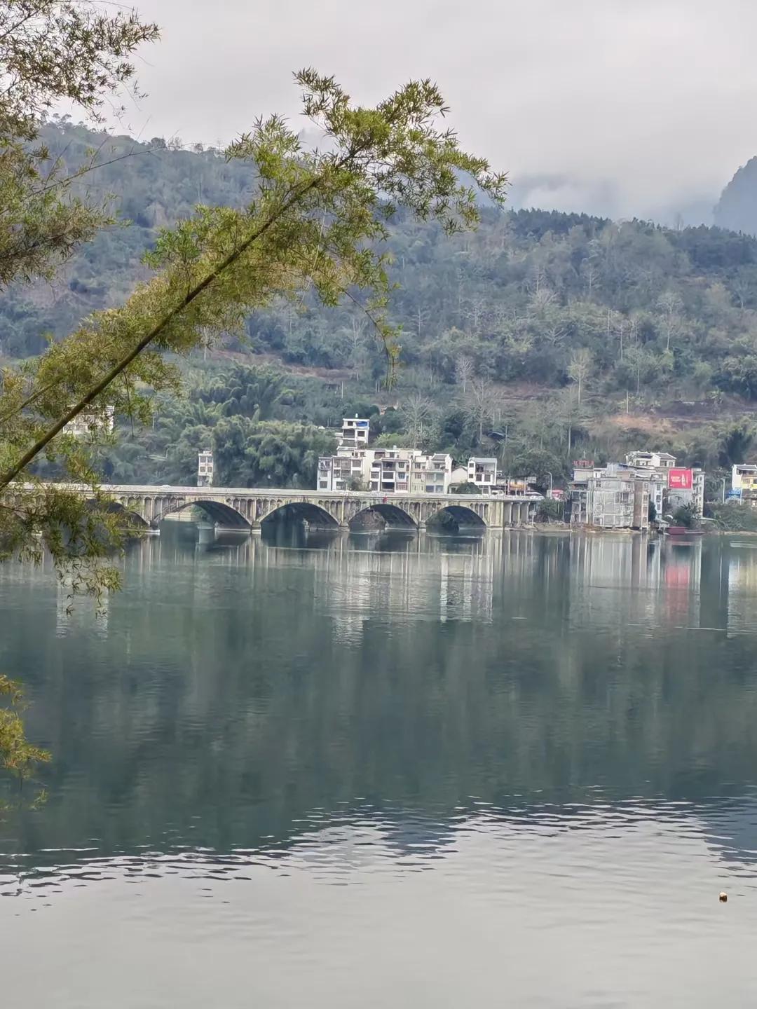 广西大化瑶族自治县旅游：莲花山公园那有绝美的红水河风景，河水清澈，两岸景色