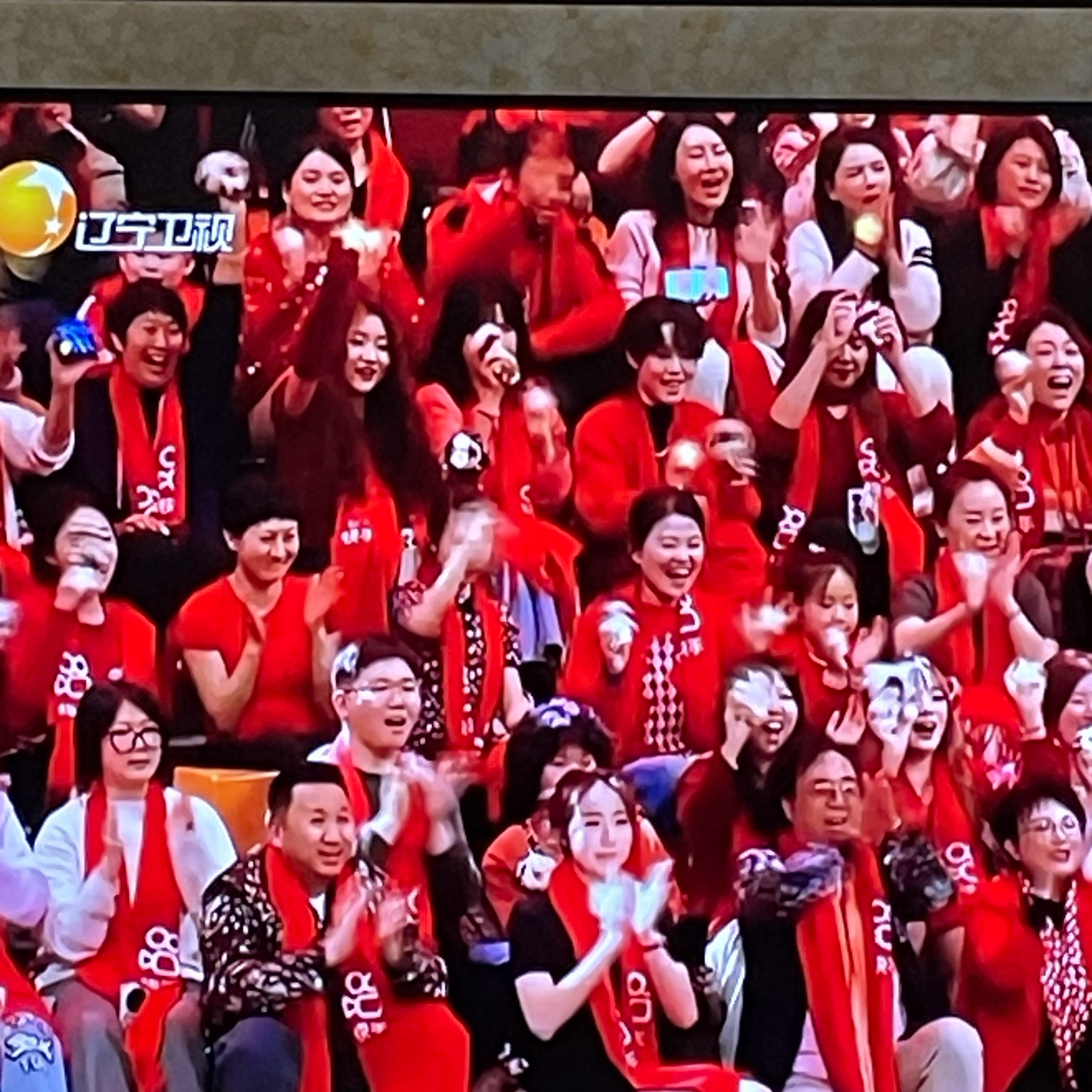 辽台春晚，大家不够敬业辽宁春晚看了快两个小时，演员唱歌看提词器；主持人说话全程盯