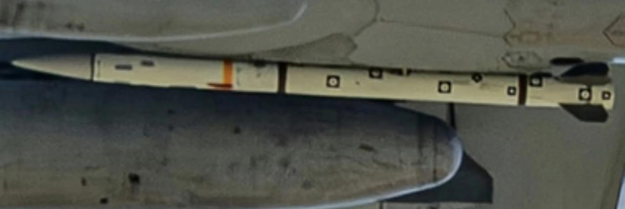 鹰酱曝光了其研制的新型AIM-260远程空空导弹。和之前公开的渲染图没有区别，的