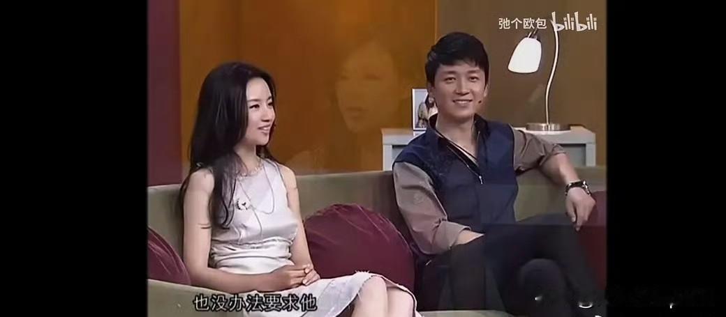 看到董洁潘粤明年轻时的采访，脑海里确实会立刻浮现出“冷清秋”的样子，她当年那种纯