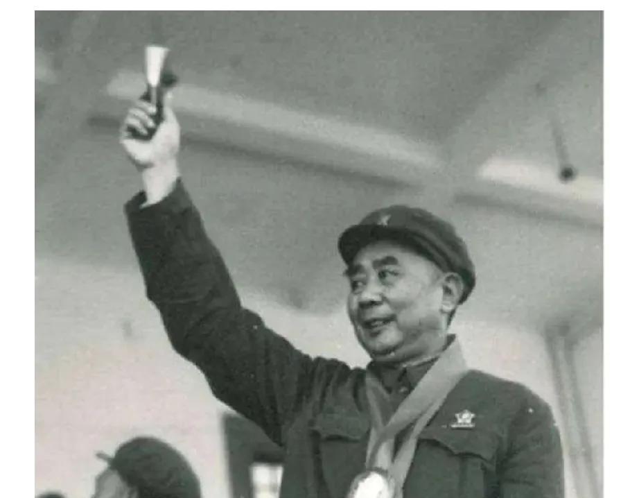 1970年，昆明<em>军区</em>政委谭甫仁将军夫妇，在<em>军区大院</em>惨遭杀害。这起案件不仅是对一个