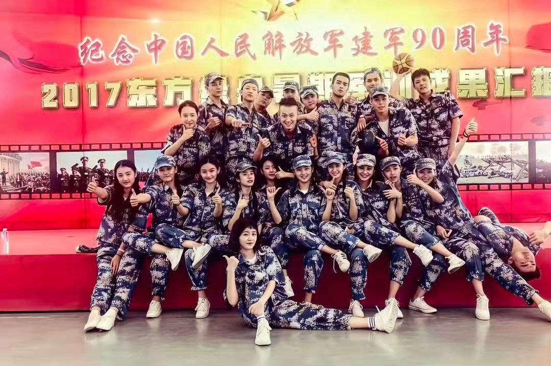 这是王楚然刚入学上海戏剧学院军训时的合照，当年她还没正式走红，凭借精致五官在军训