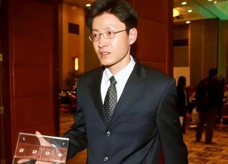 “芯片专家”陈进，侵吞国家十几亿科研资金，逃往美国躲藏。他靠一己之力，将国产芯片