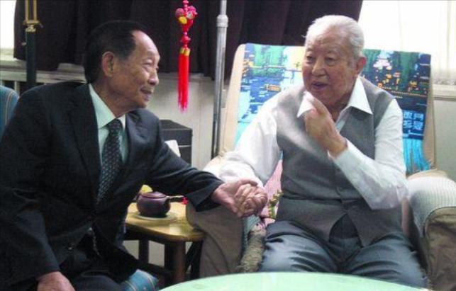 2006年，袁隆平来北京出差时候，专门去看了身体欠佳的华国锋，那时候华国锋不太愿