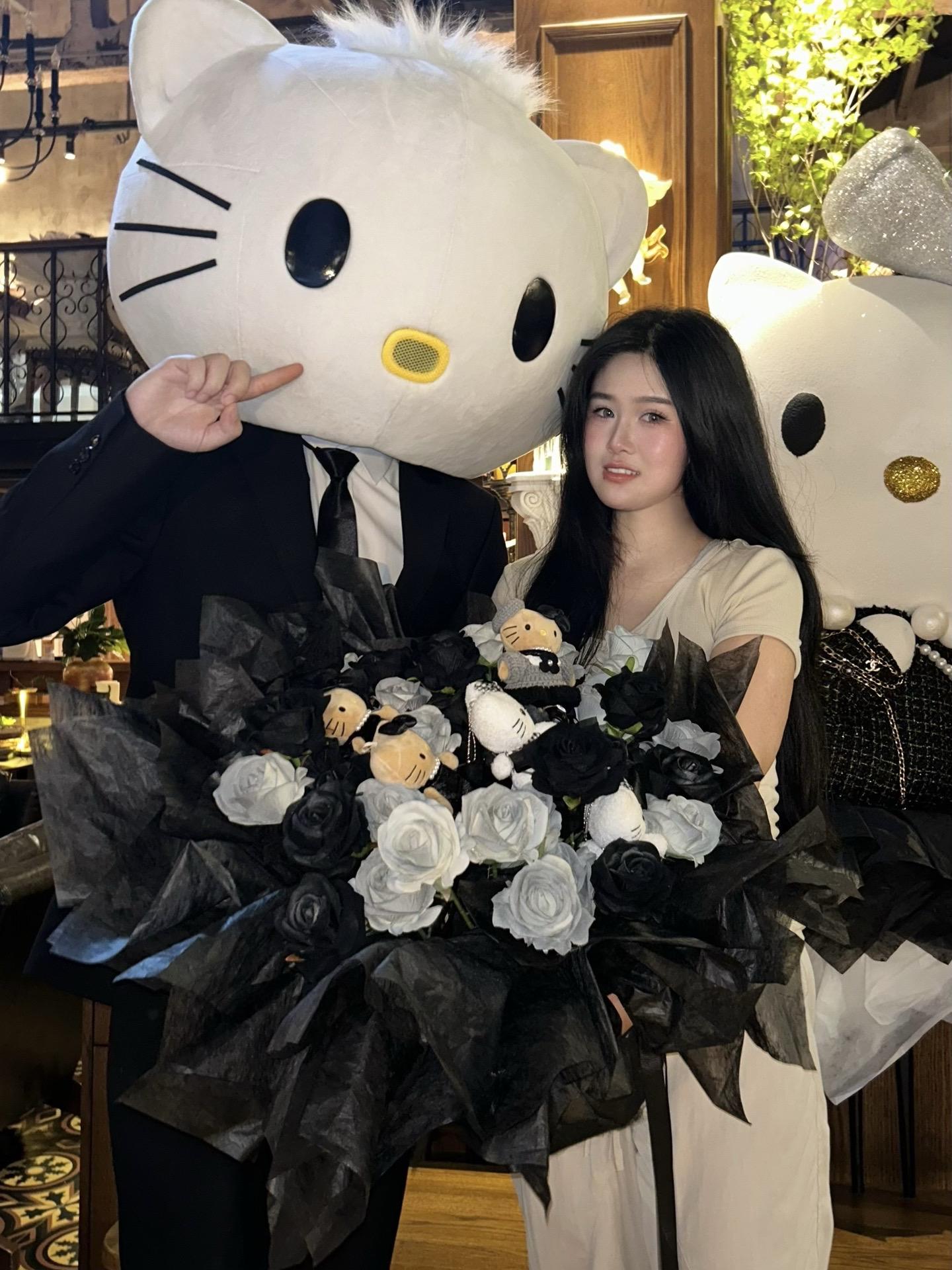 本来只想和朋友去吃个饭，没想到还有人偶陪拍，还有摄影师，里面好多漂亮小...