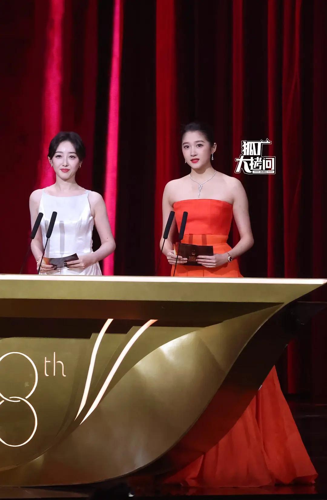 关晓彤蒋梦婕金鸡内场造型🈶️，两个人同框一眼注意到谁？