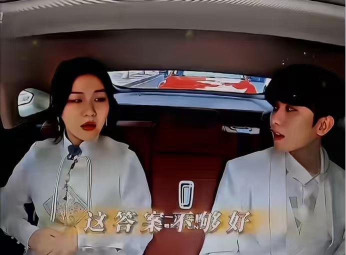 金靖：“啊，扣子崩开了！”蔡徐坤：“一定是衣服的问题。”金靖：“这个答案