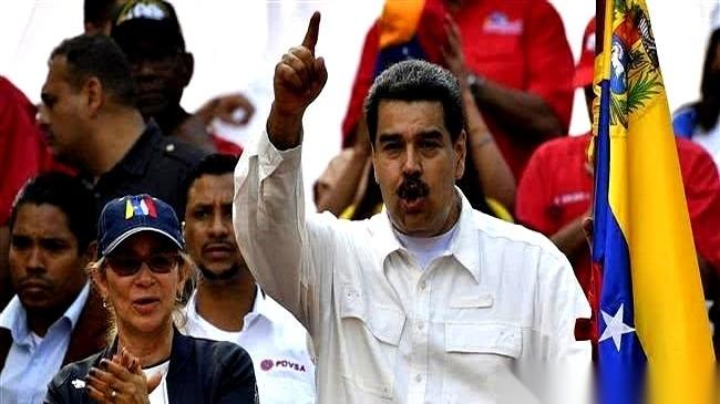 都说马杜罗大哥稳，几张照片看下来，表情、发型，甚至眼神都没怎么变。但你们发现没