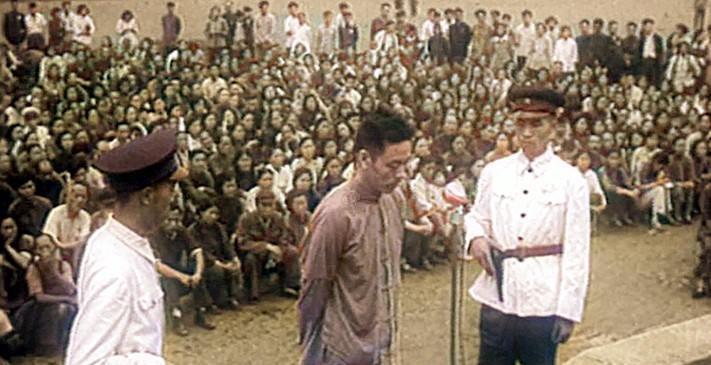 1955年冬天，山东胶县，死刑犯安乐三被押到刑场。他没像别人那样认命，反倒跪在地