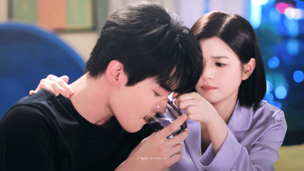 这个李雾上一秒乖乖被姐姐扶着喝水下一秒就把姐姐按在沙发上亲了😵💫就这样反攻之