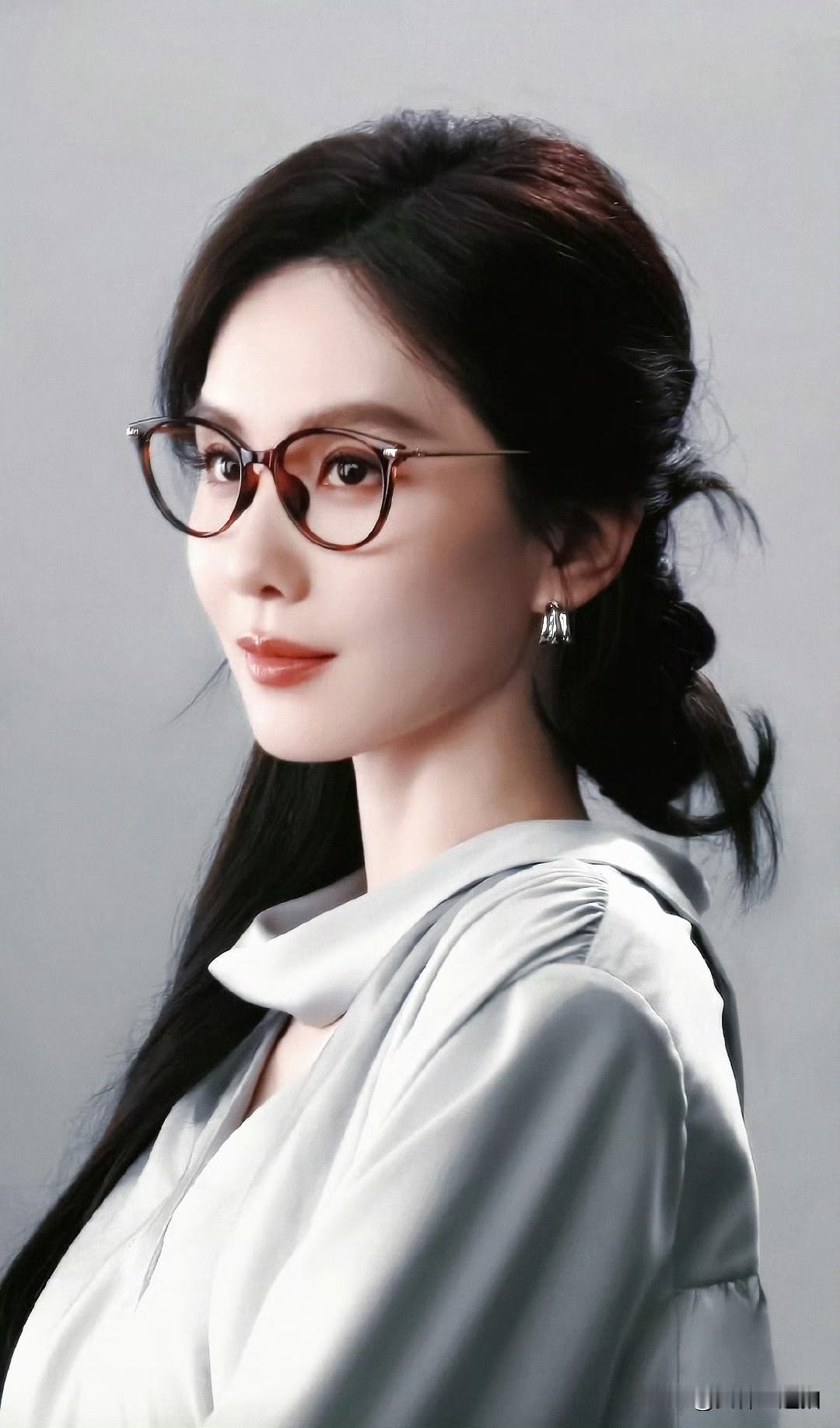 美女优雅气质，时尚眼镜，温柔微笑，女神三连拍