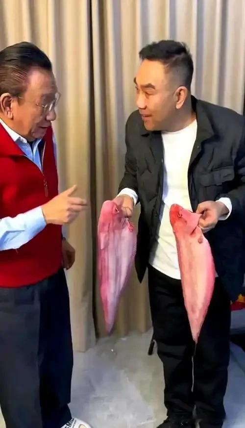 海河战神杨老五表示，我不跟我二哥要去年拜侯宝林大师他爸爸的任何礼物了，包括两条鳎