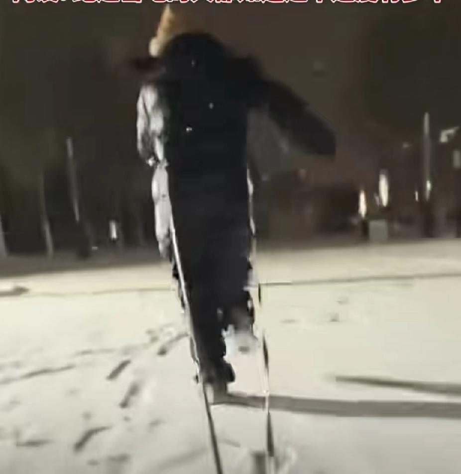 太猛了！弟媳临产恰逢下雪，大姑姐用绳子拖着弟媳上演雪地飞奔！网友：“雪地跑这么快