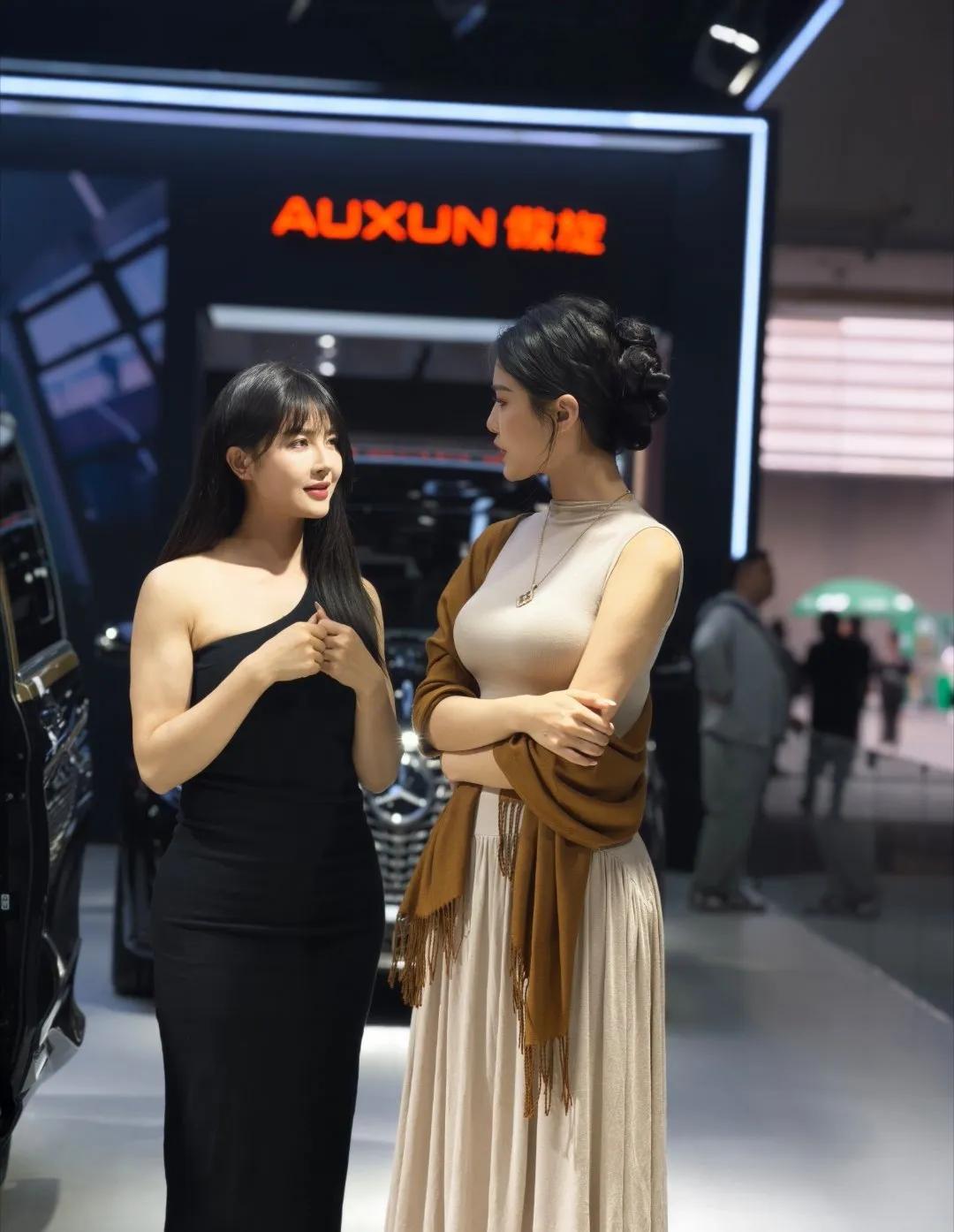 优雅与时尚并存，尽显女性魅力！