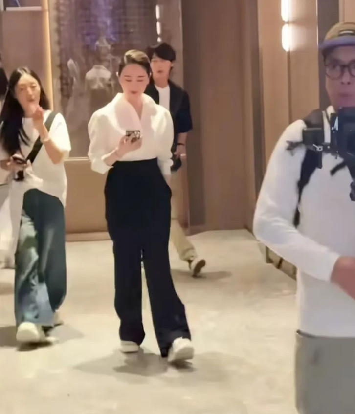 左小青真正美的人穿白衬衫黑裤子不露肉肉一样可以美干净清爽的美