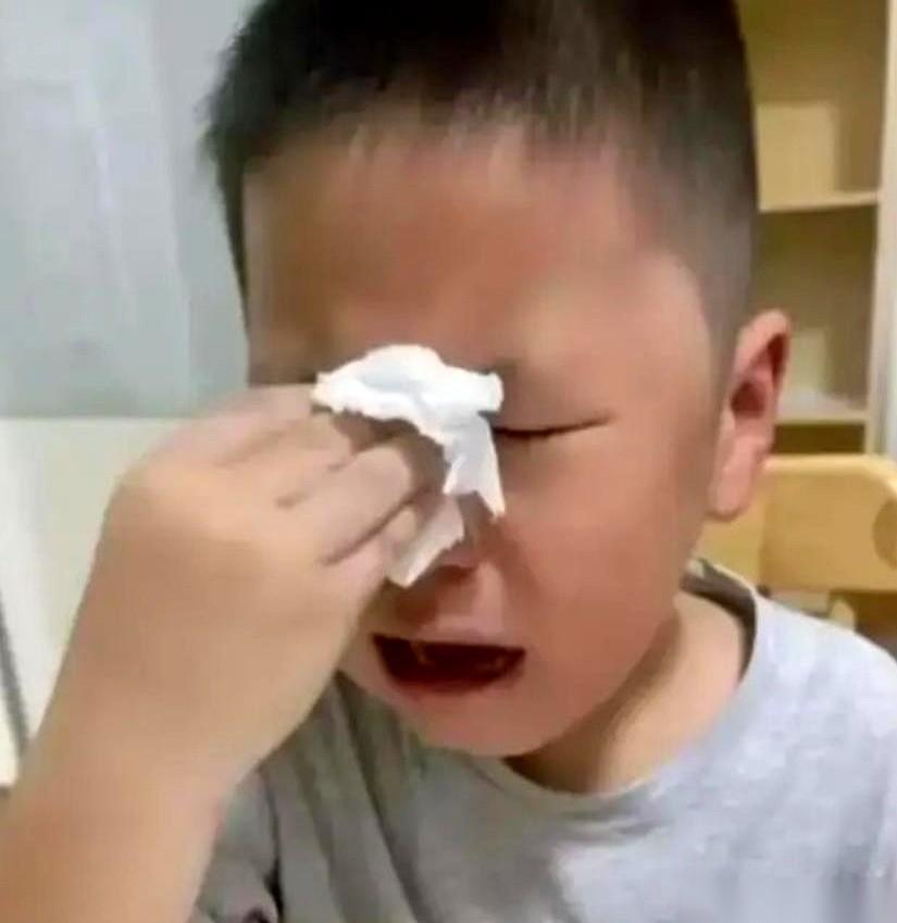 儿子二年级，语文考了97。卷子拿回来，我一眼就看见那个“-3”，火气“噌”就上