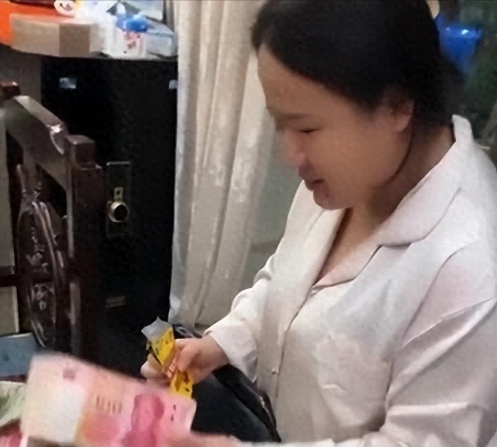 明家覆灭：从90万寿宴到11主犯伏法一边是现金装麻袋、宾客满座的奢华寿宴，几公里外却是铁门紧闭，有人