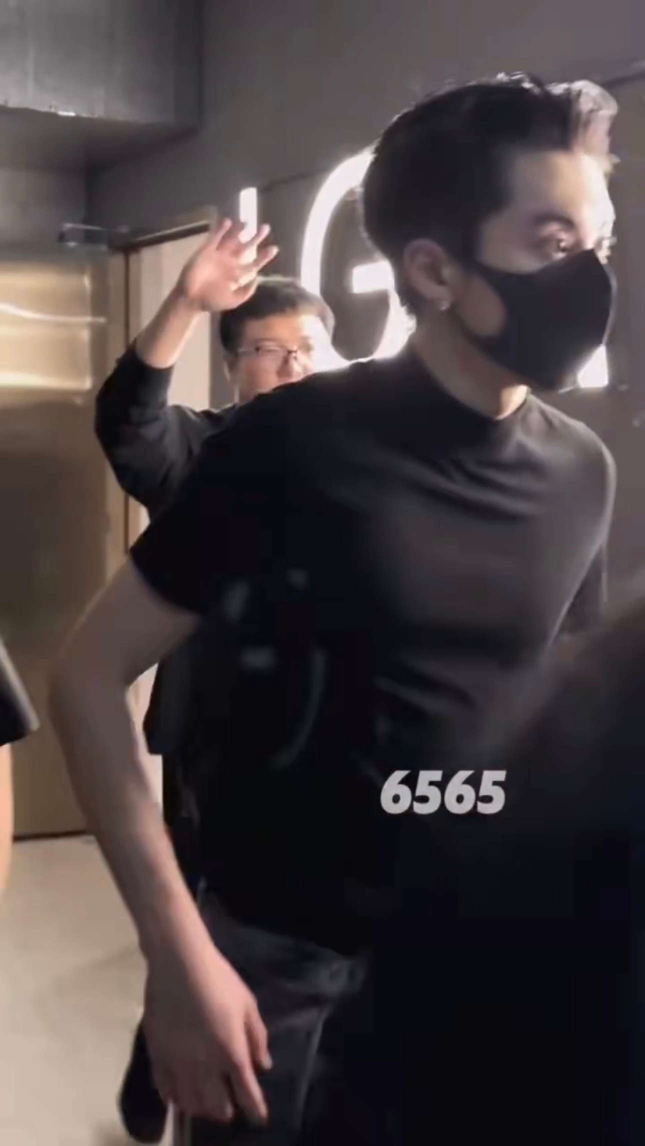 王鹤棣黑色紧身衣背头look，咱就说好身材就应该秀出来啦，棣棣背头梦回我们道明寺