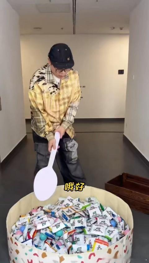 六一录《天才厨人》太合适了，看这群人拿大铁勺铲零食，感觉每个人内心那个小孩都跑出