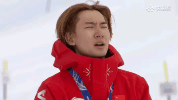 没想到颁奖仪式上，苏翊鸣激动的哭了。升国旗唱国歌时，苏翊鸣主动脱帽，其他两名选