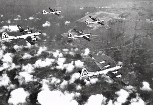 1945年5月，空袭日本本土的12名美军飞行员被日军抓获，日酋横山勇下令处死其中