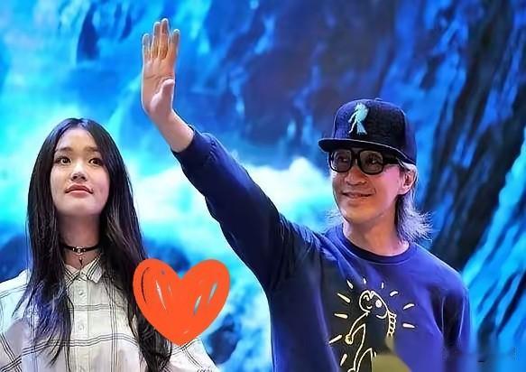 我们这儿五六家影院，昨晚简直像着了魔。排片表连夜撕了重排，今天一睁眼，七成的