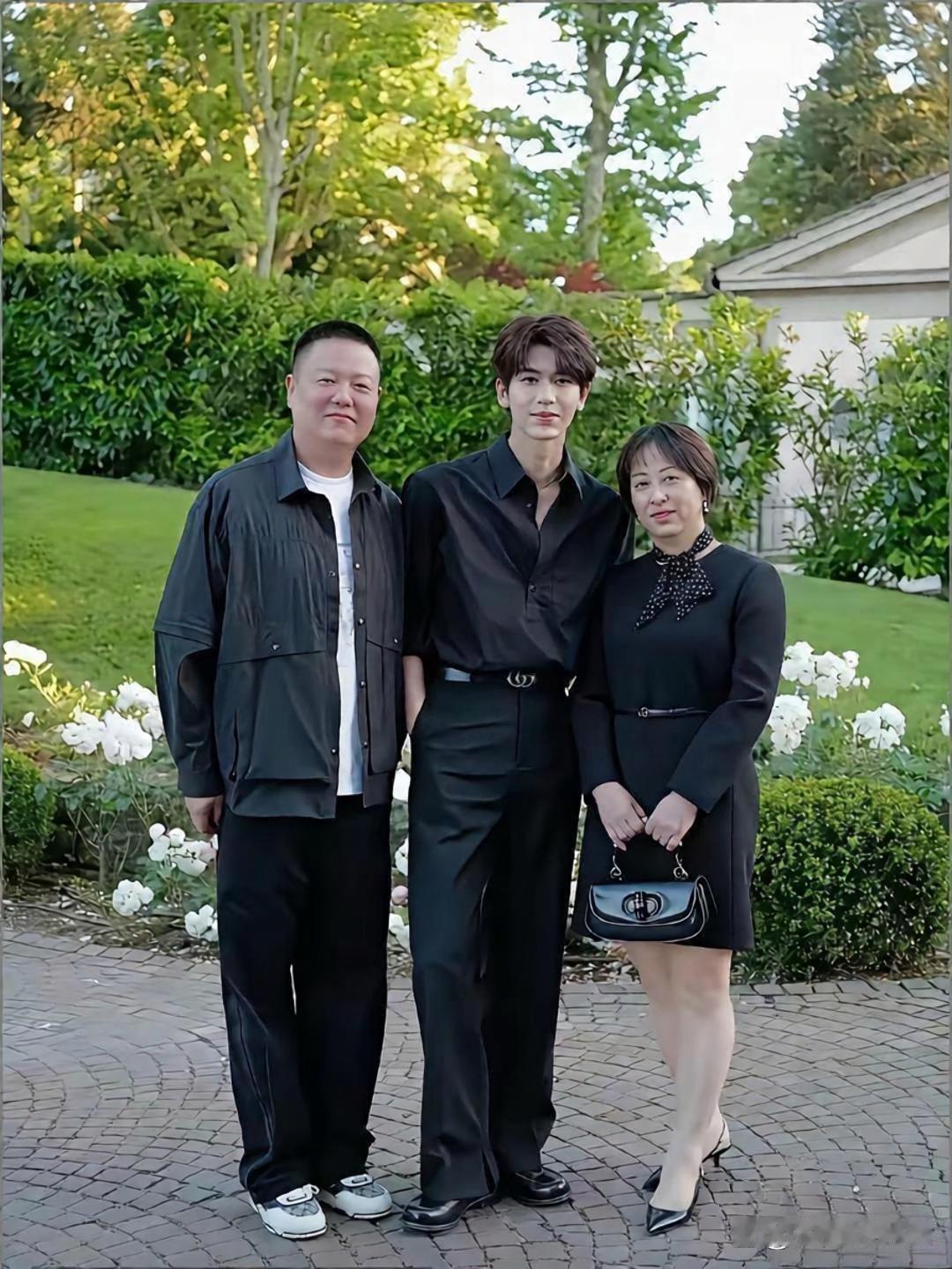 张凌赫妈妈头一回晒全家福啦！原来张凌赫帅是有原因的，他完美遗传了爸妈优点，爸爸的