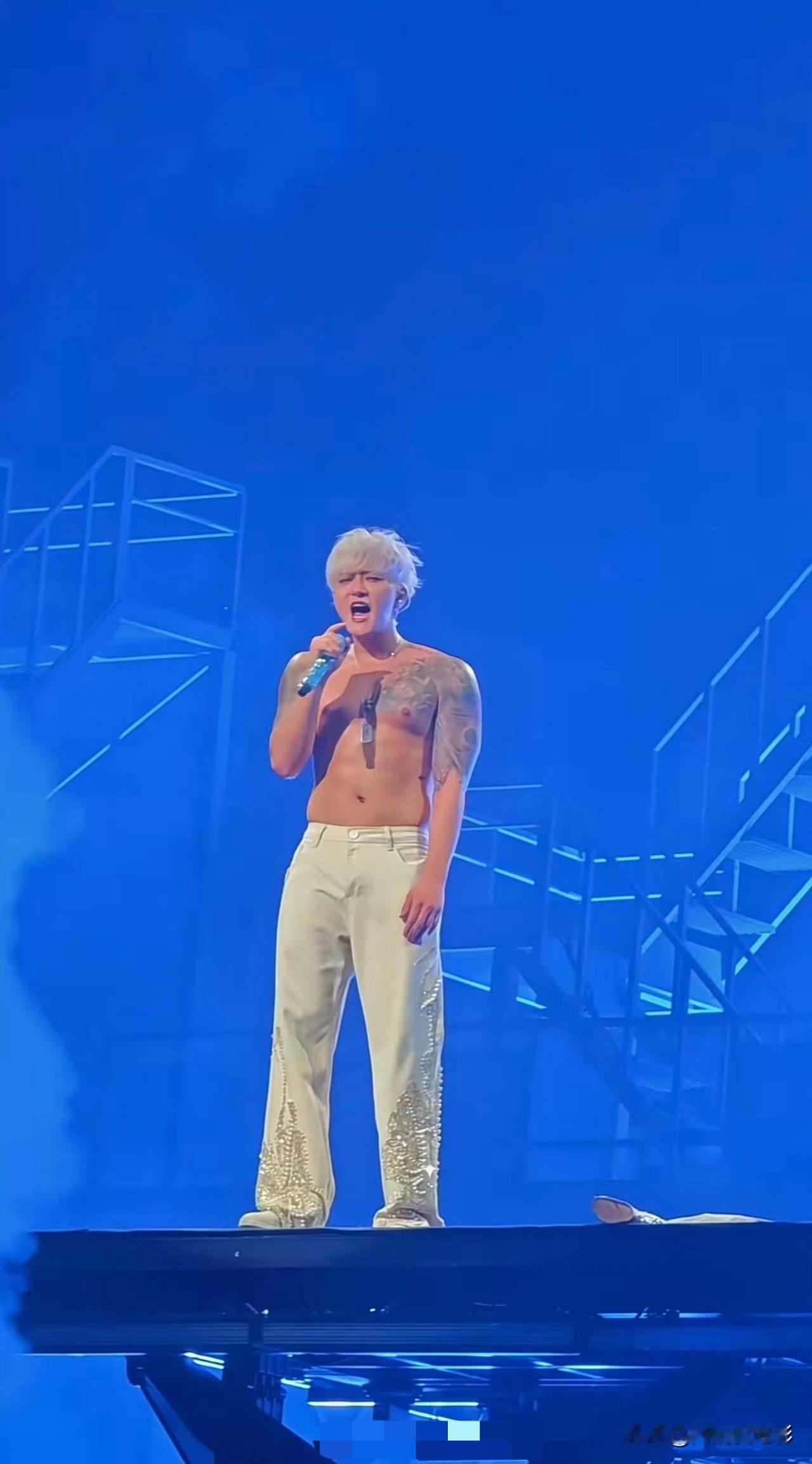 刚刷到黄子韬演唱会赤裸上身的演唱舞台，身形膀大腰圆，皮肉厚重肉感满满，全程自我陶