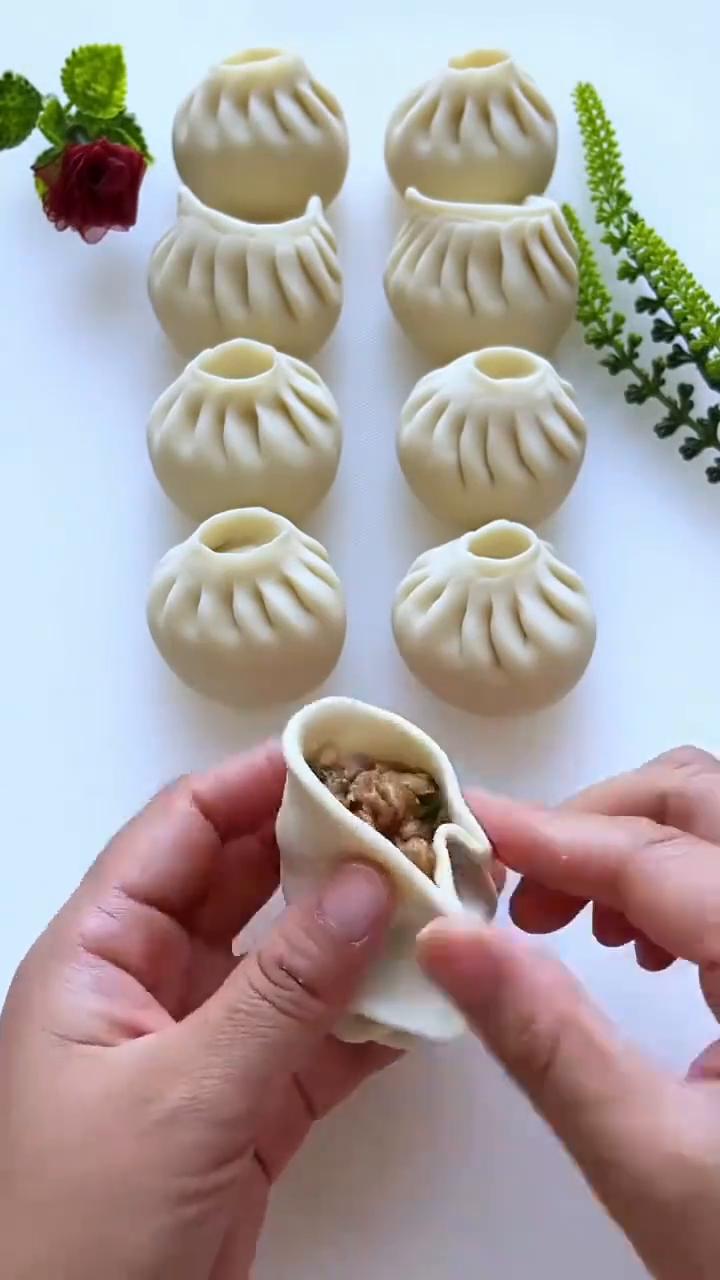 好多人都不会包圆包子，今天教大家一个新方法。先包一个漂亮的大饺子，然后把俩角一搭