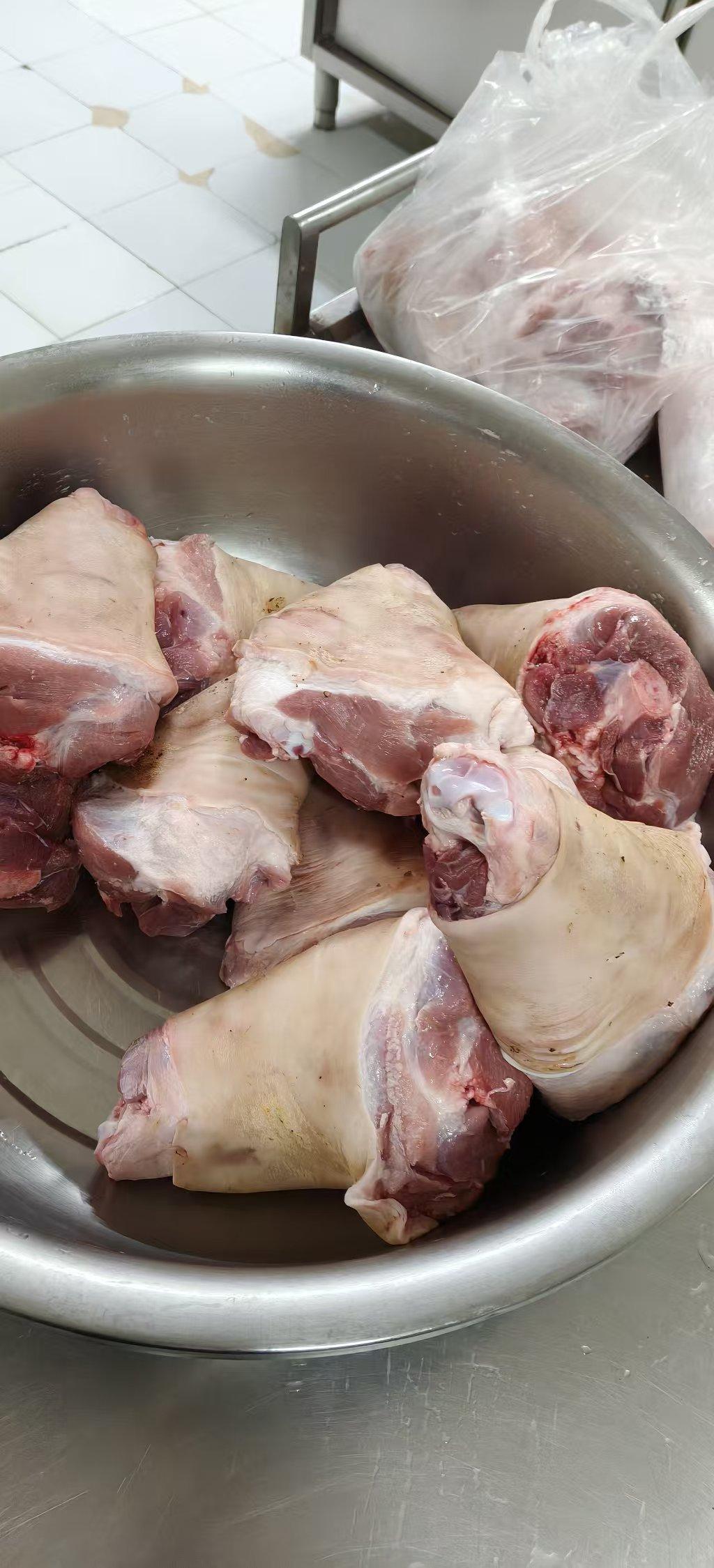 一口销魂，半生难忘——餐厅三楼新上肘子肉盖饭，欢迎各位领导老师品鉴。它并不是
