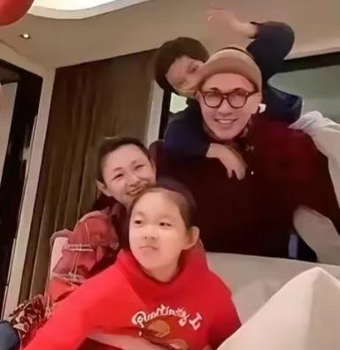 汪小菲再婚那天，朋友圈刷屏的不是喜糖照片。是他前妻深夜在ins发的那句：“原来