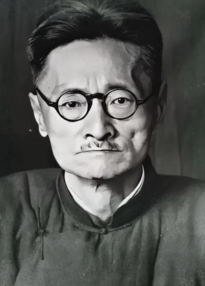 1917年，刘文典到北大教书。一天，辜鸿铭问他：“你教什么课？”“汉魏文学。”刘