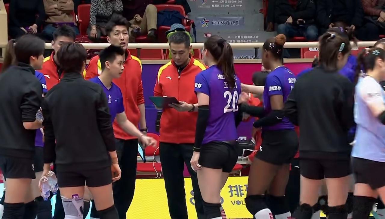 天津女排问题不少：2-3惜败北京女排暴露6大致命缺点！1.外援年龄大（娜塔莉亚